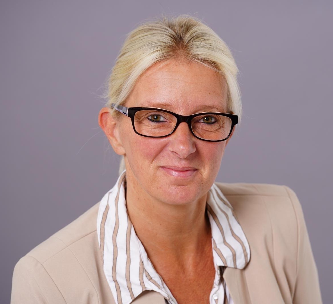 Frau Sabine Kemper
